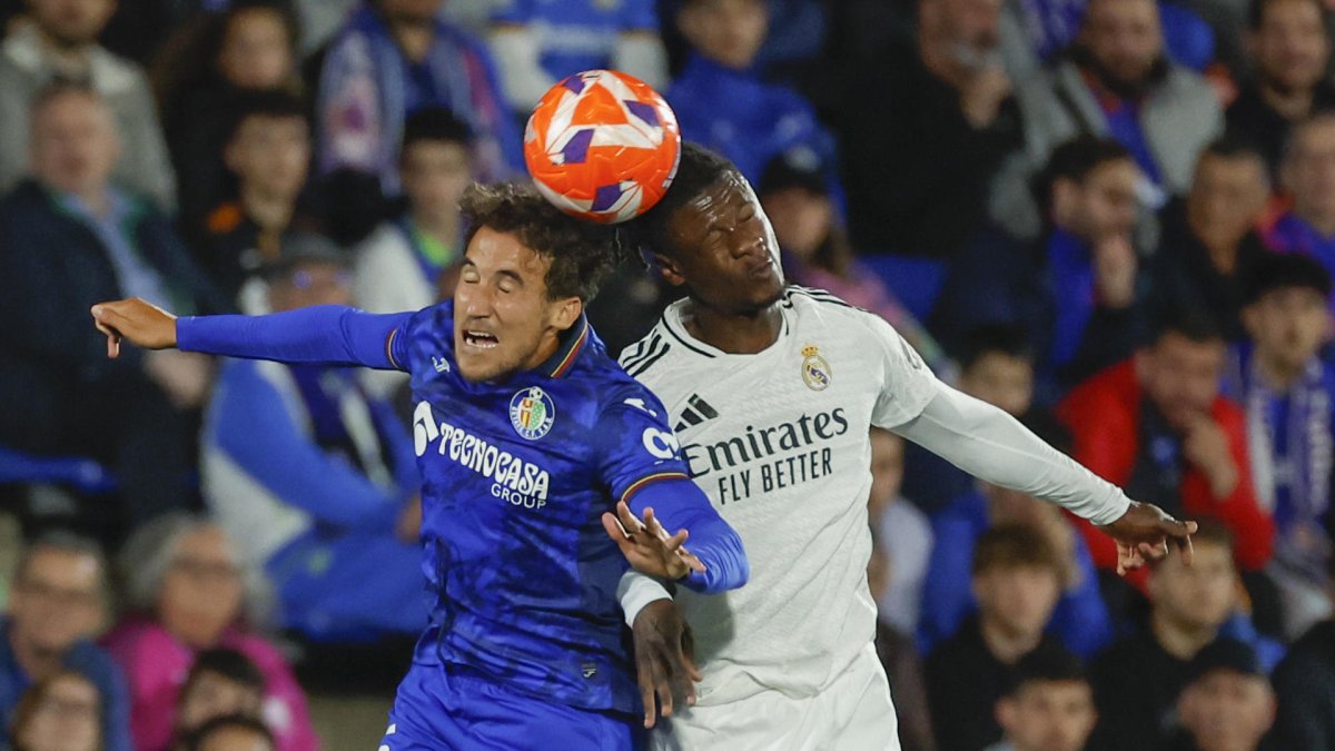 El centrocampista del Getafe Luis Milla (i) lucha con Eduardo Camavinga, del Real Madrid, durante el partido de la jornada 33 de LaLiga que Getafe y Real Madrid disputaron el miércoles en el Coliseum de Getafe. EFE/Juanjo Martín