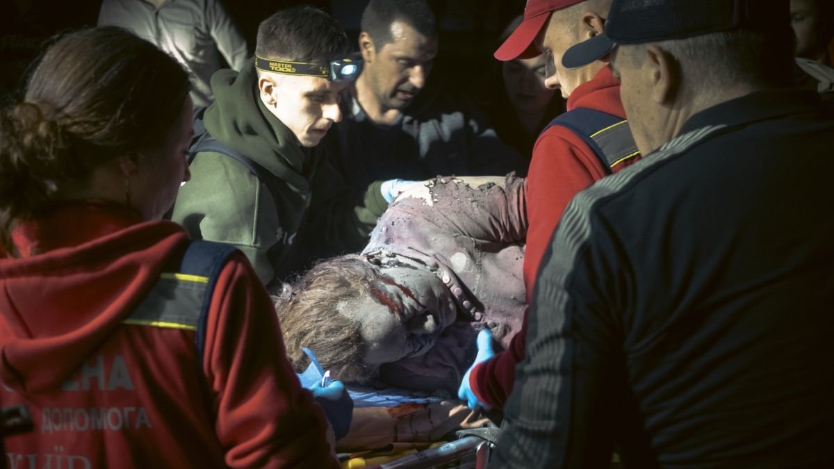 Rescatistas ucranianos transportan el cuerpo de una víctima en Kiev.