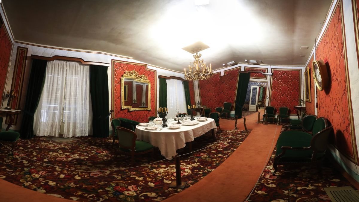 Exposición permanente de utensilios y de la historia y pertenencias de la familia en la sede de León de la Fundación Sierra Pambley.