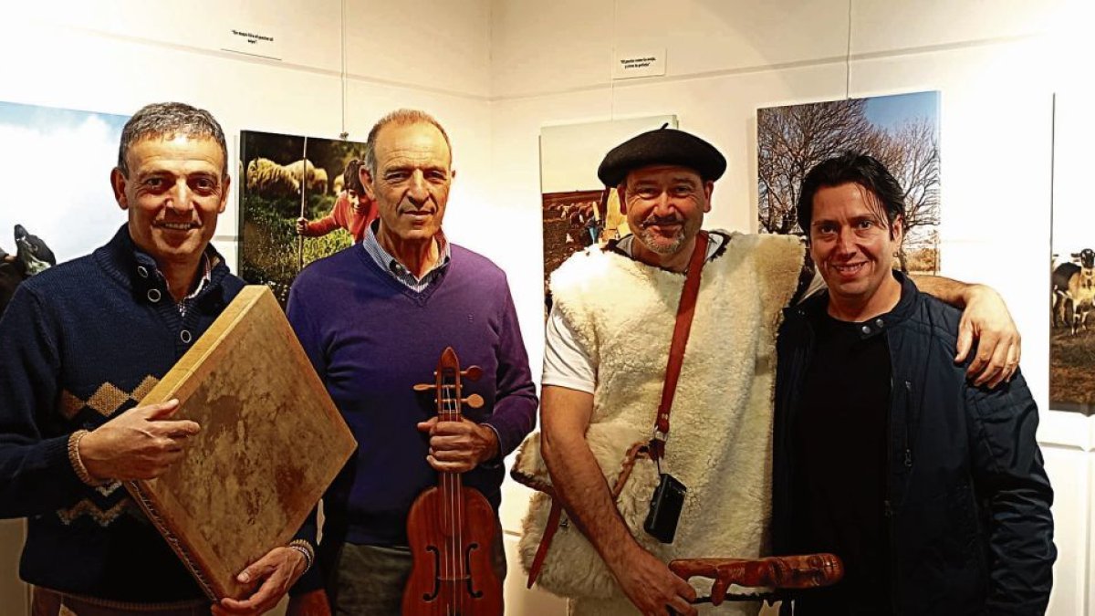 Inauguración de la exposición fotográfica en Santa María.