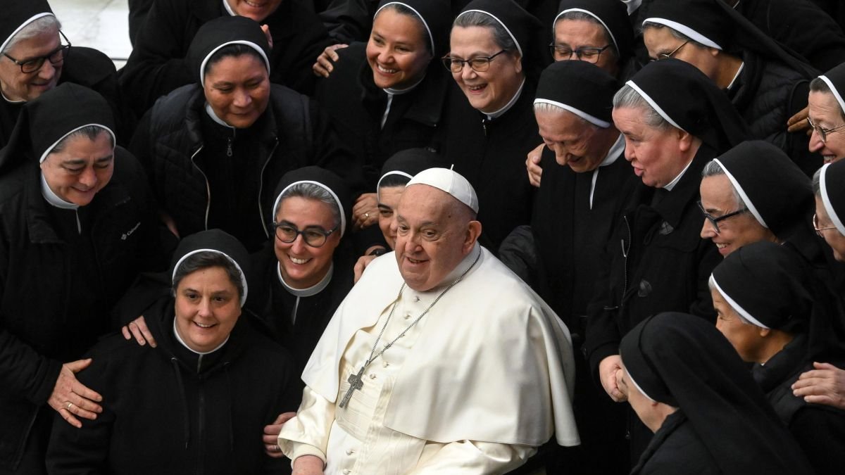 Francisco, rodeado de varias religiosas en el Vaticano.