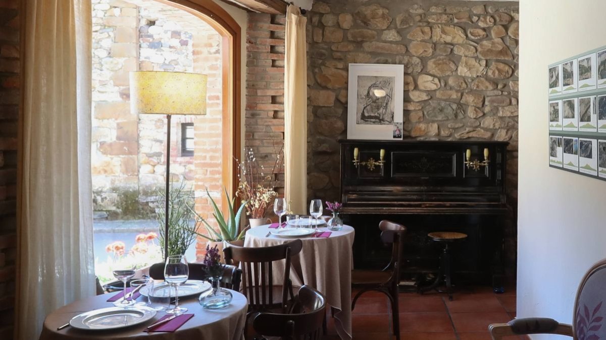 El acogedor restaurante complementa la oferta del hotel rural Chousa Verde.