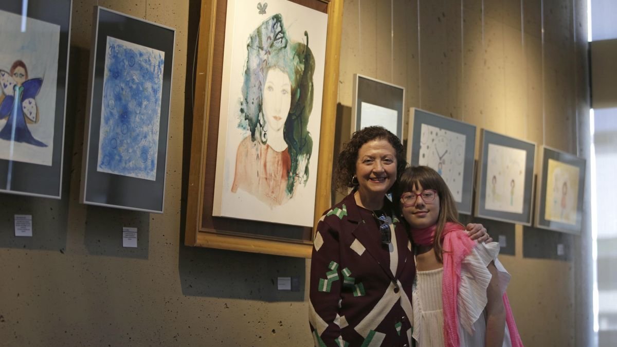 Pilar López Duque con Virginia Mota Sáenz de Miera en la sala Ámbito Cultural.