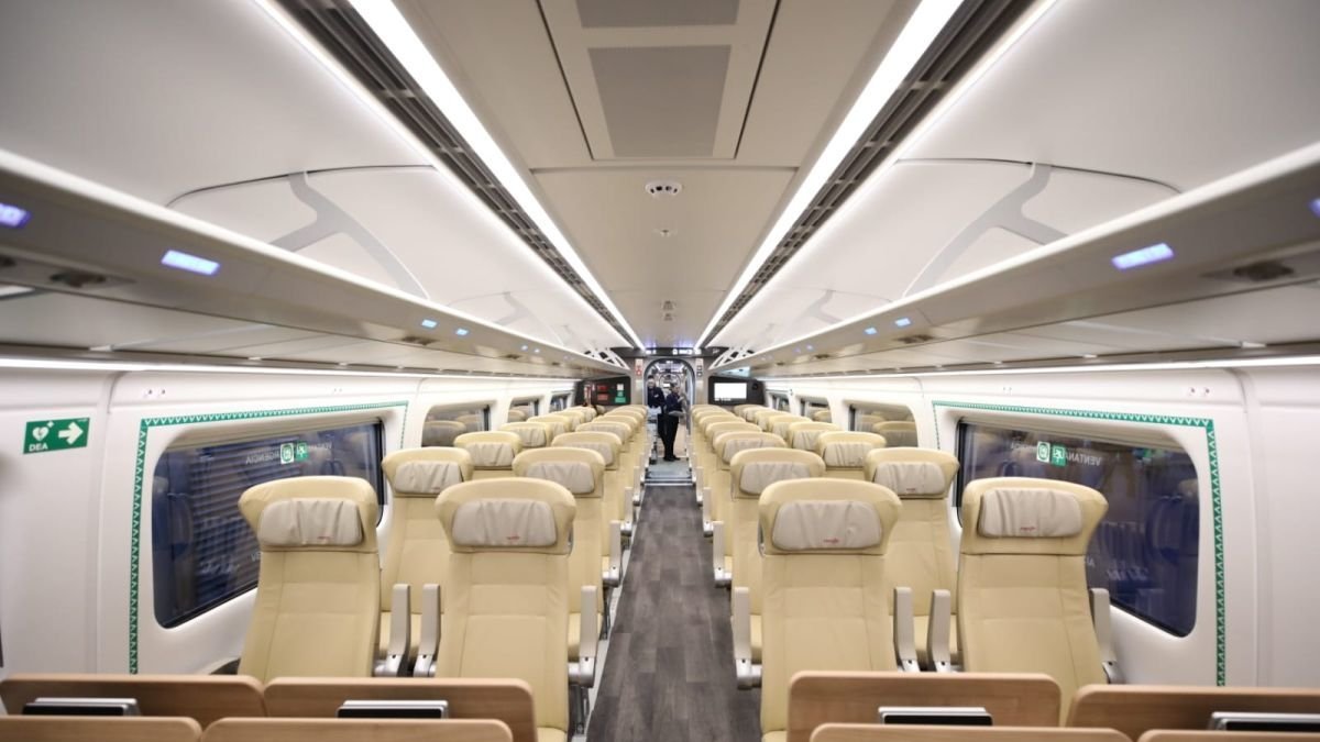 Interior de uno de los coches del Avril.