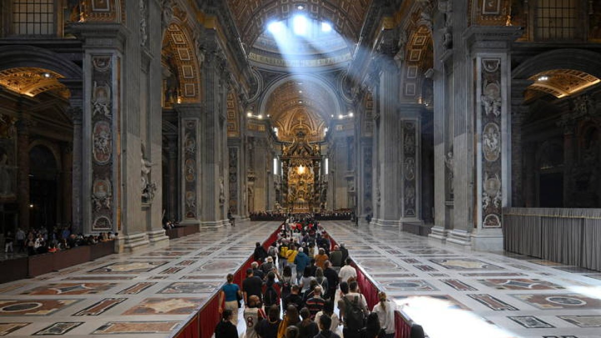 Fieles ingresan a la Basílica de San Pedro para despedir al papa Francisco.