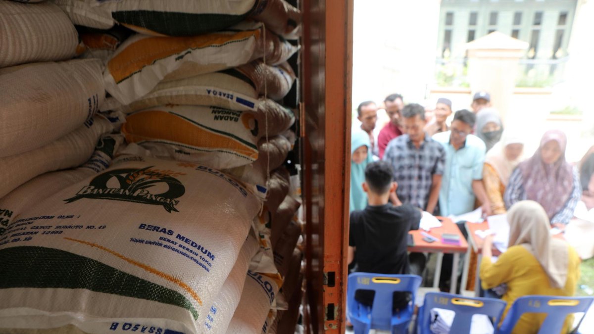 Fotografía de archivo, tomada el 13/05/2024, que muestra a indonesios en una entrega de comida en la localidad de Banda Aceh. EFE/EPA/HOTLI SIMANJUNTAK