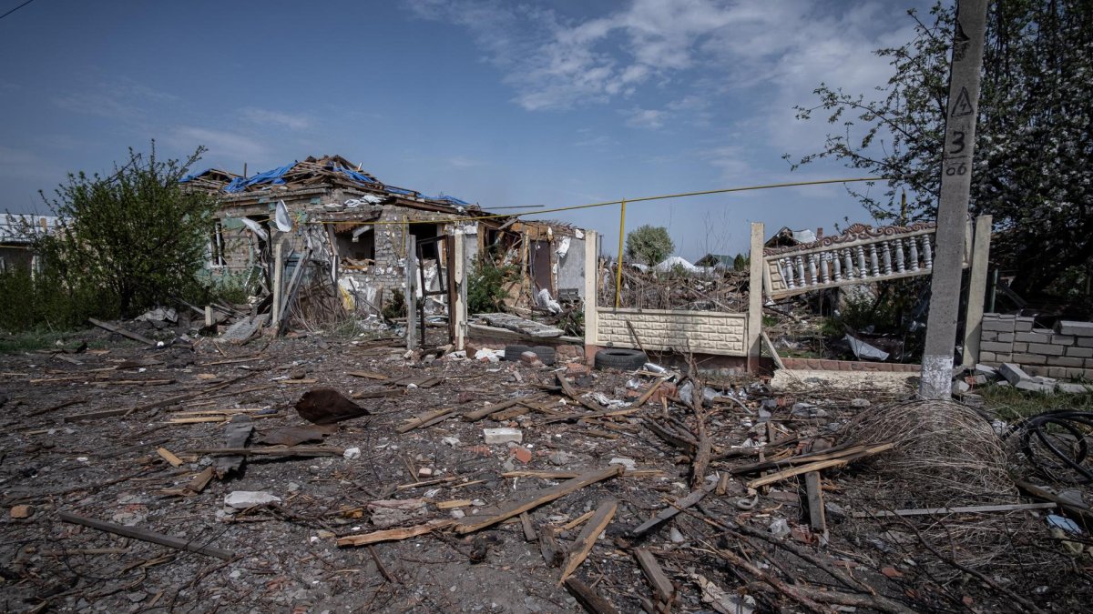 Edificios dañados en Borova, un asentamiento rural en el distrito de Izium, región de Járkov, noreste de Ucrania, el 24 de abril de 2025. EFE/EPA/MARÍA SENOVILLA