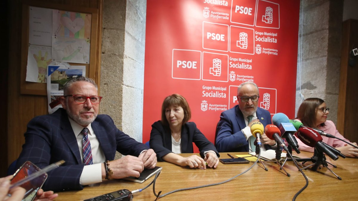 El pedáneo de Fuentesnuevas, José Antonio Cartón y Olegario Ramón, junto a otros concejales, este viernes en el despacho del PSOE en el Ayuntamiento de Ponferrada.