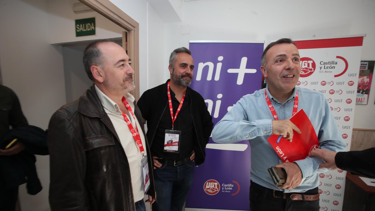 Omar Rodríguez, a la derecha, poco antes de comenzar el congreso, junto al secretario de Organización (izda.) José Carlos Pajares