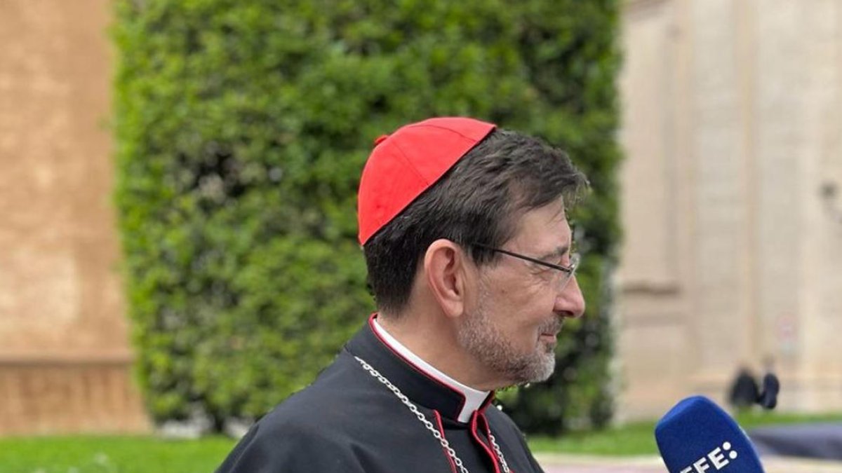 El arzobispo de Madrid, el cardenal José Cobo en Ciudad del Vaticano a la salida del Aula del Sínodo. EFE/ Claudia Sacristán