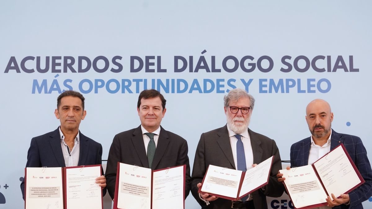 Vicente Andrés (CC OO), Mañueco, Santiago Aparicio (Ceoe CyL) y Óscar Lobo (UGT).