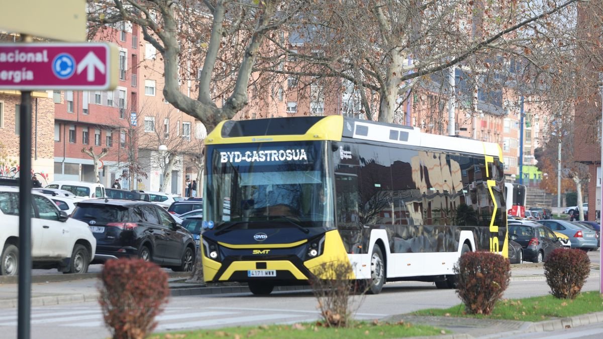 El primer bus eléctrico de Ponferrada en pruebas, tras ser presentado a finales de 2024.