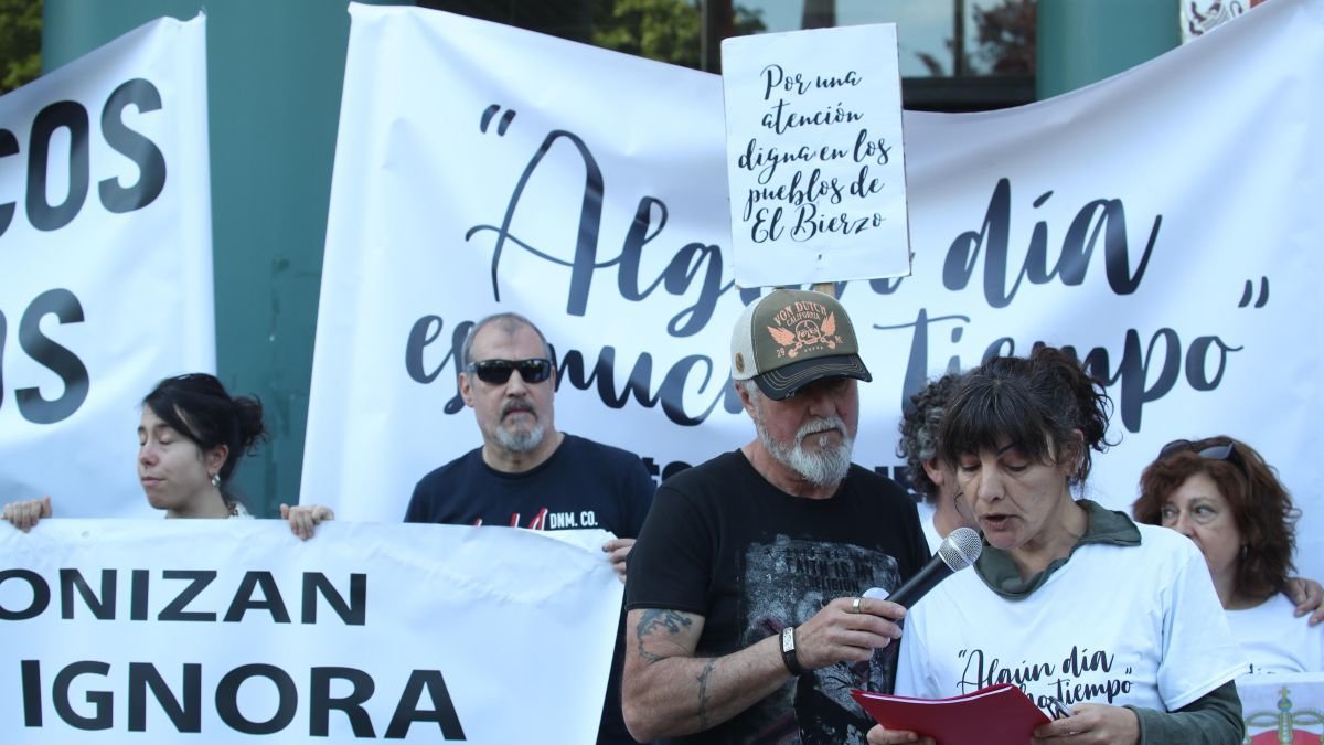 Lectura de un manifiesto ante la Junta, este viernes.