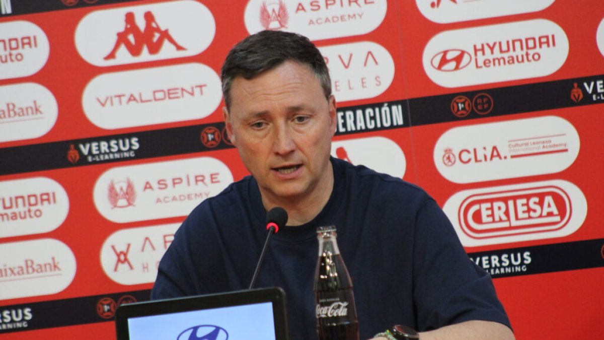 Raúl Llona, entrenador de la Cultural, se centra en el partido de este sábado ante el Bilbao Athletic.