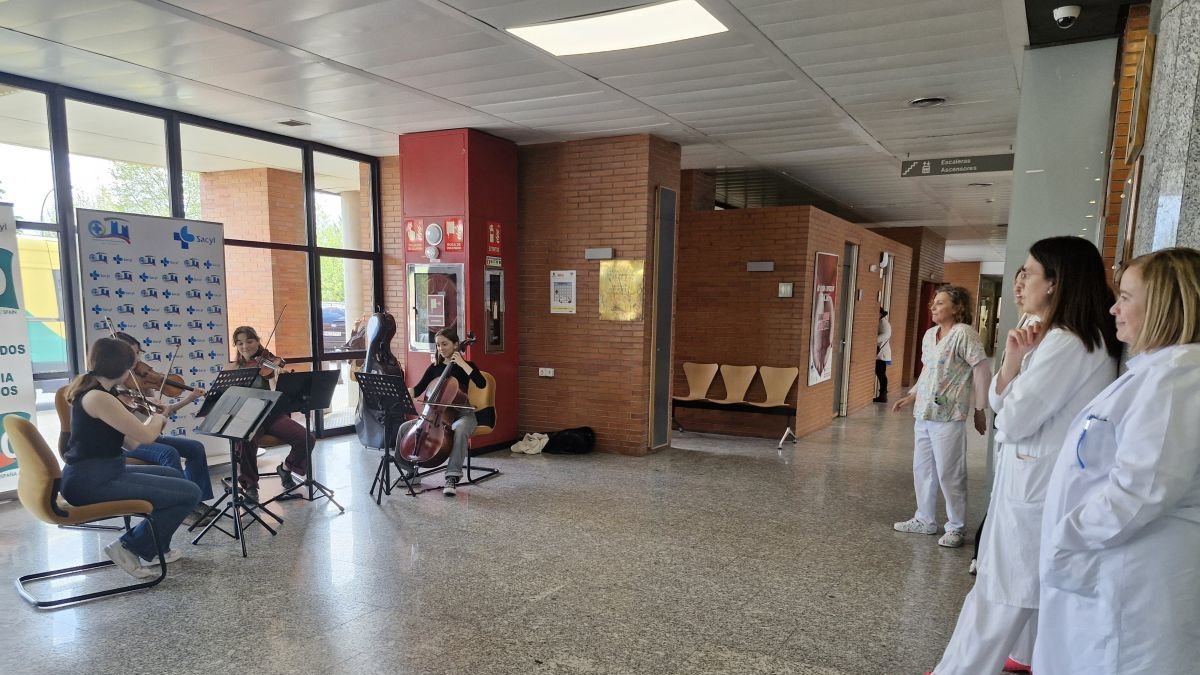 Actuación en el hall de entrada del Hospital El Bierzo.