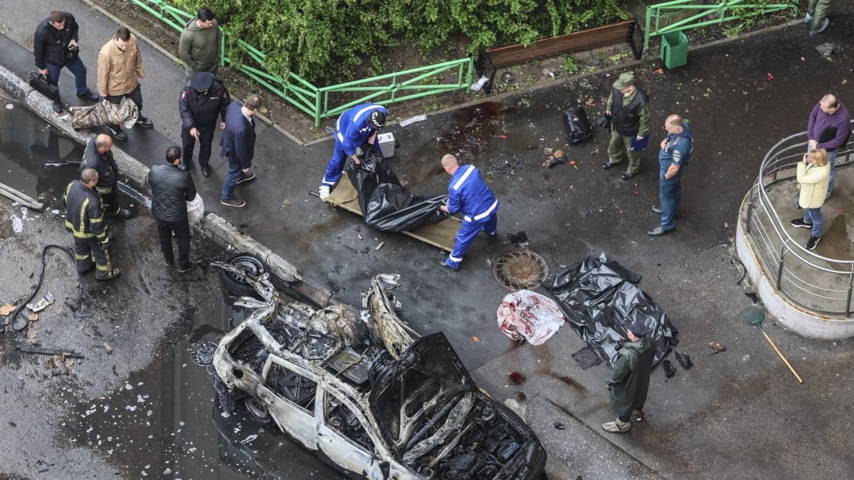 Policías e investigadores rusos trabajan en el lugar de la explosión.
