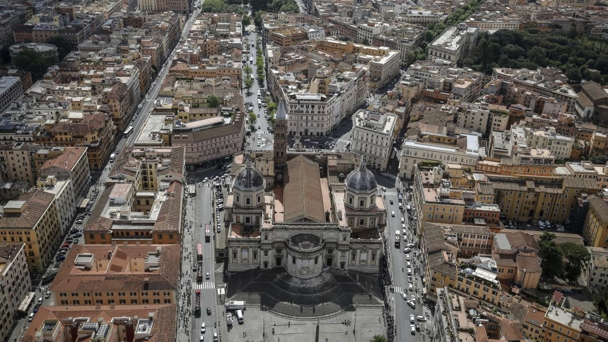 Vista de Santa María la Mayor, donde será enterrado el Papa.  Fieles ante el altar de Santa María.