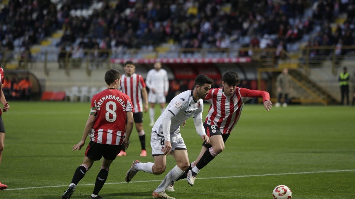 El Bilbao Athletic se impuso en la primera vuelta a la Cultural en el estadio Reino de León.