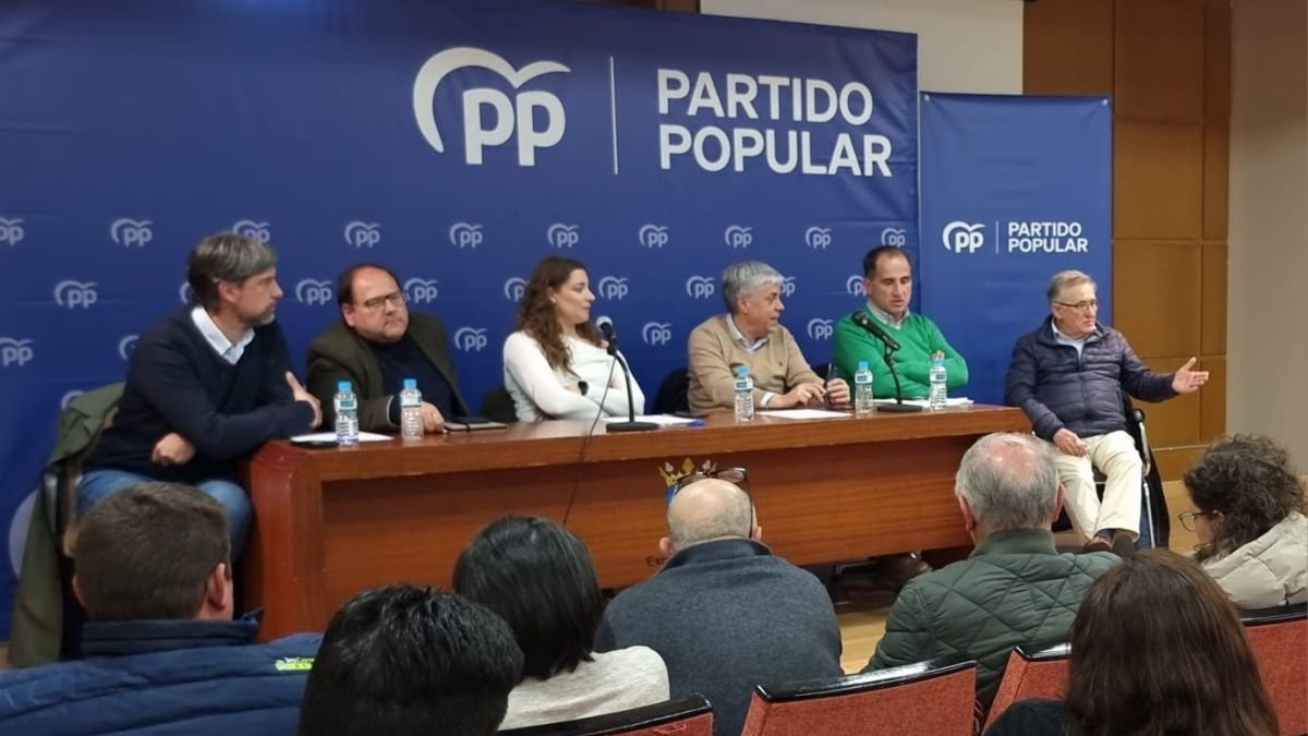 Panorámica de todos los portavoces municipales del PP junto a la presidenta provincial, Ester Muñoz.