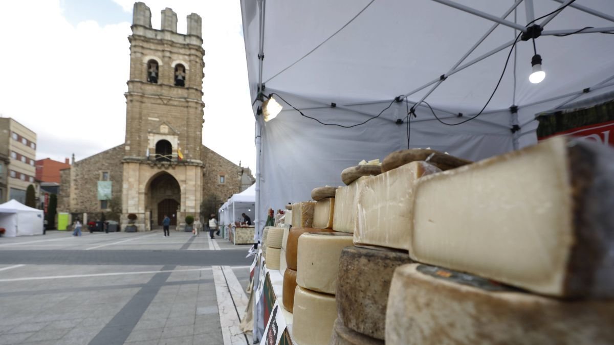 Empieza la feria del embutido y el queso