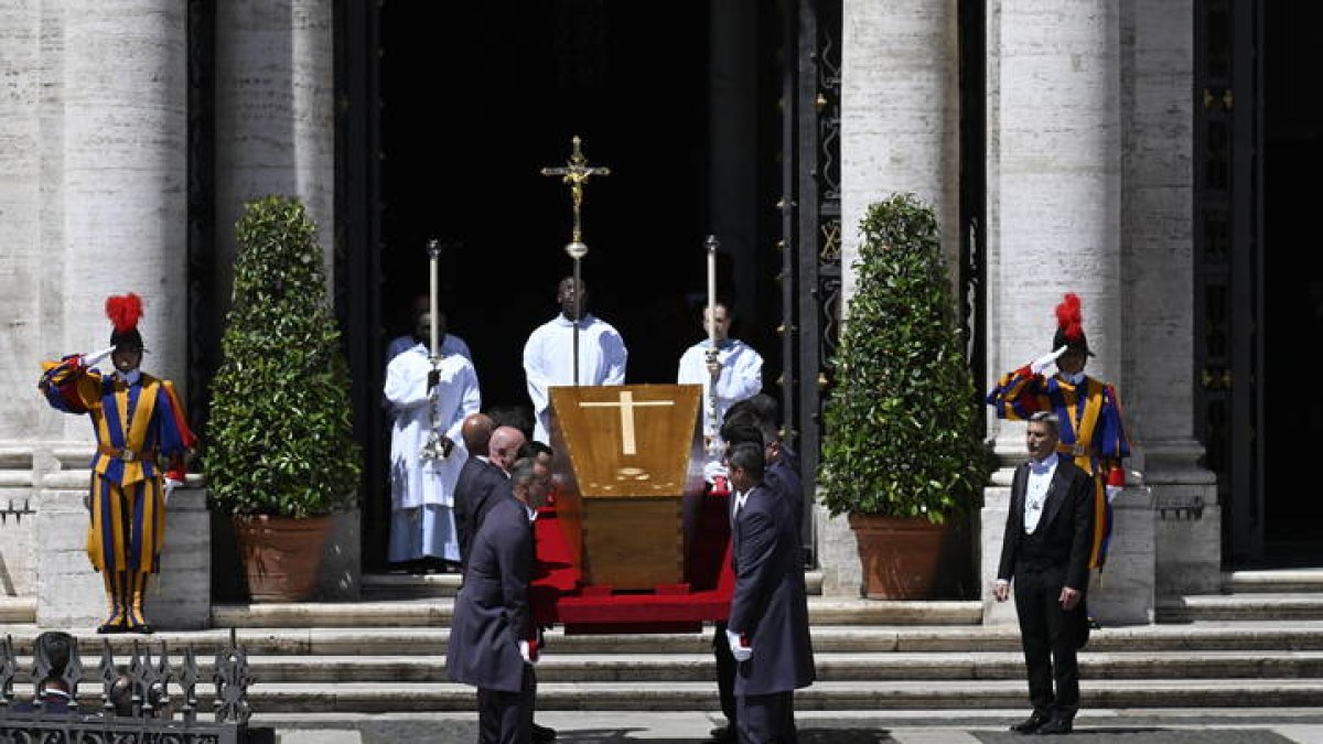 El féretro del papa Francisco llega a la basílica de Santa María la Mayor.