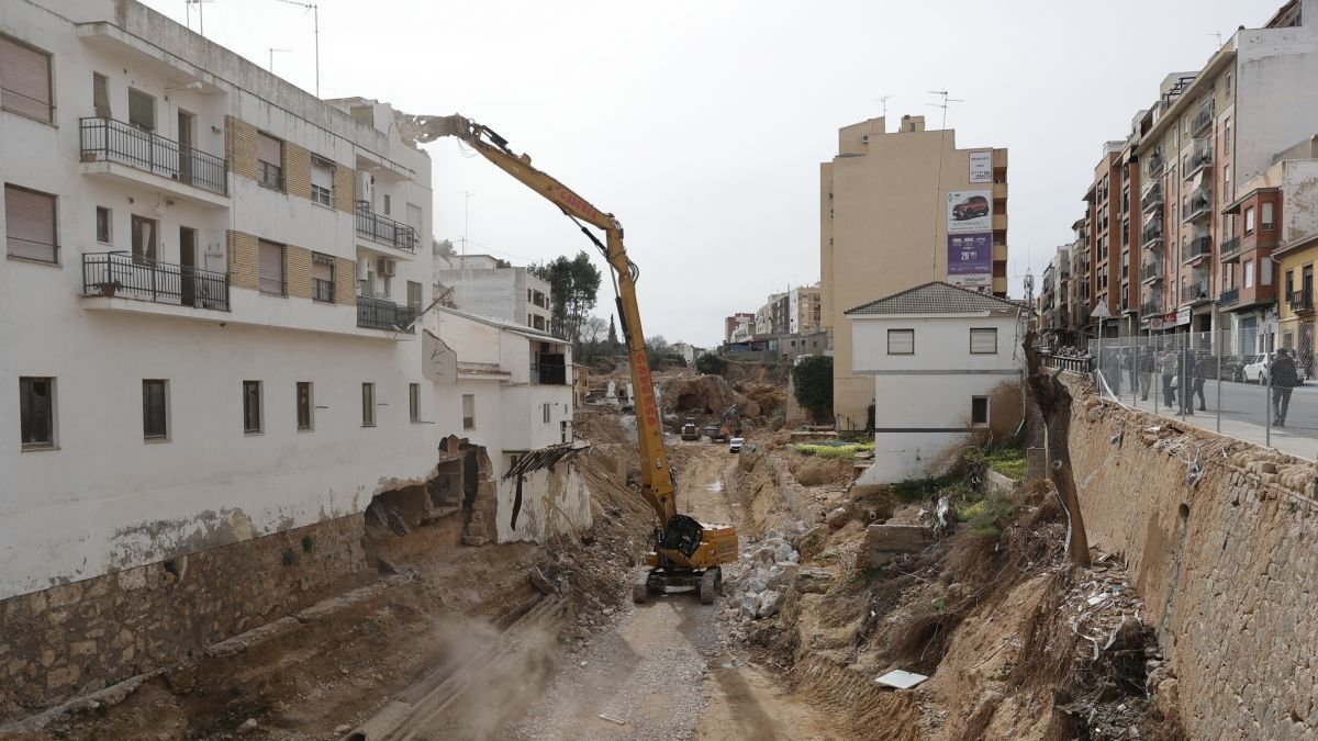 Vista general del inicio de las obras de derribo de las casas afectadas por la dana en Chiva.