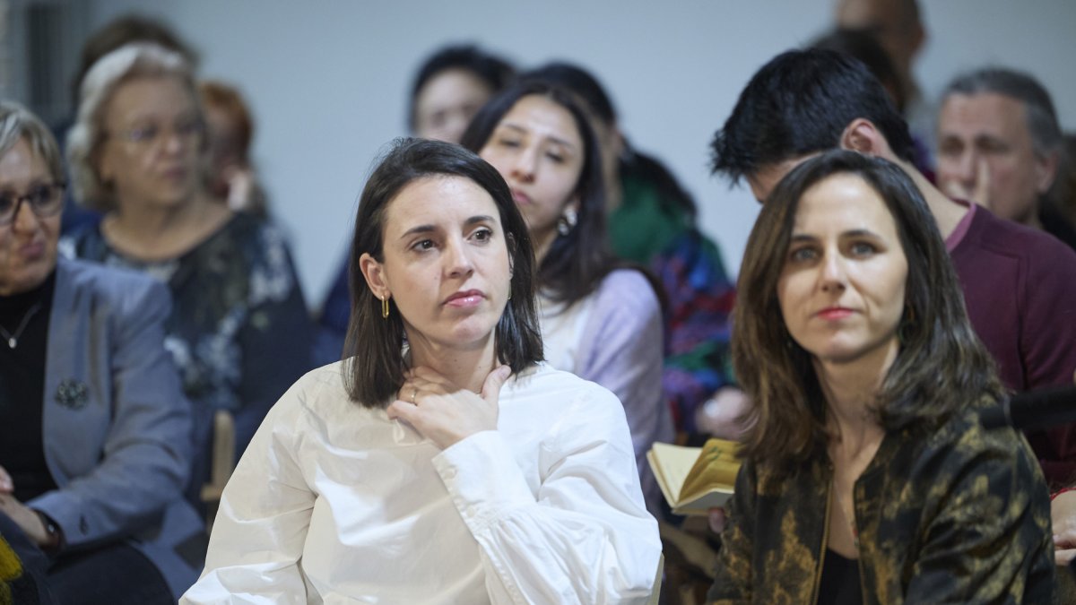 Archivo - La secretaria política de Podemos y eurodiputada, Irene Montero (i), y la secretaria general de Podemos y diputada, Ione Belarra (d), durante un acto de Podemos.