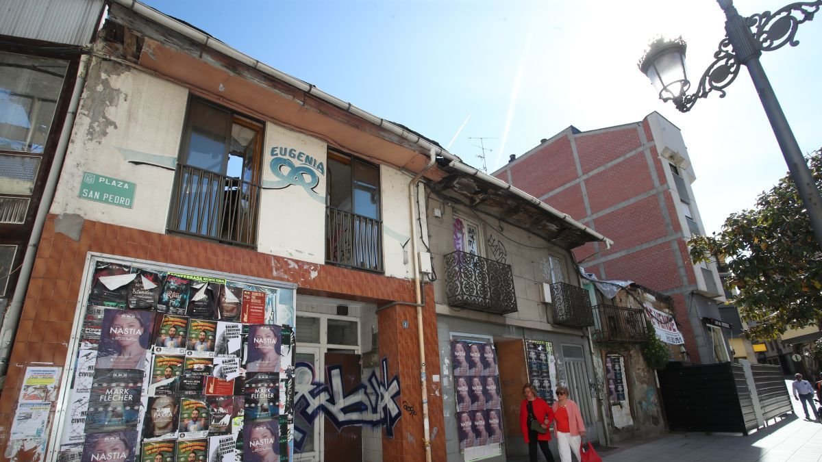 Edificios en ruinas de la plaza de San Pedro en Ponferrada, convertidos en tablones de anuncios.