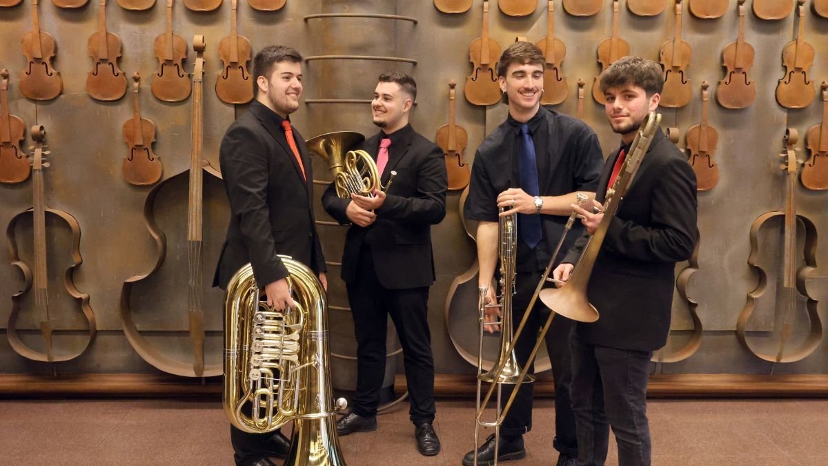 Un grupo de alumnos del Conservatorio de León con sus instrumentos de viento.
