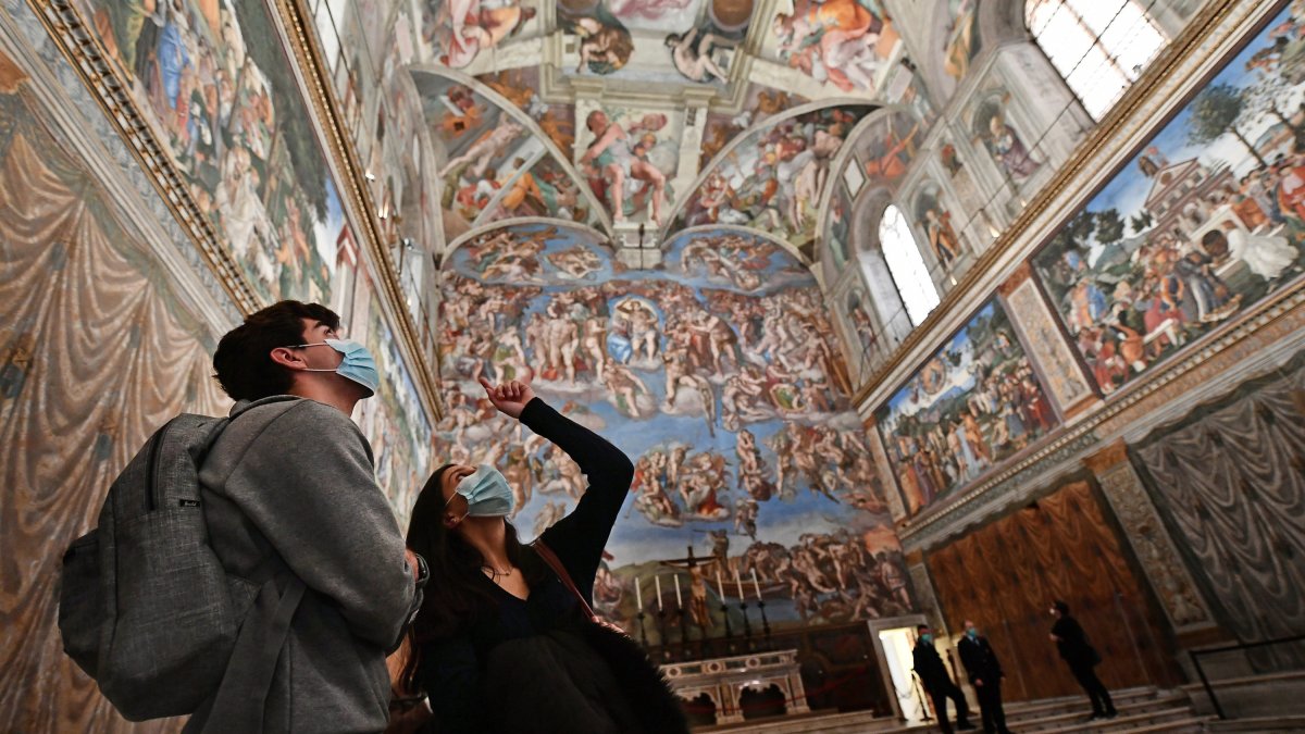 Archivo - Una pareja contempla los frescos del Día del Juicio Final de la Capilla Sixtina de El Vaticano.