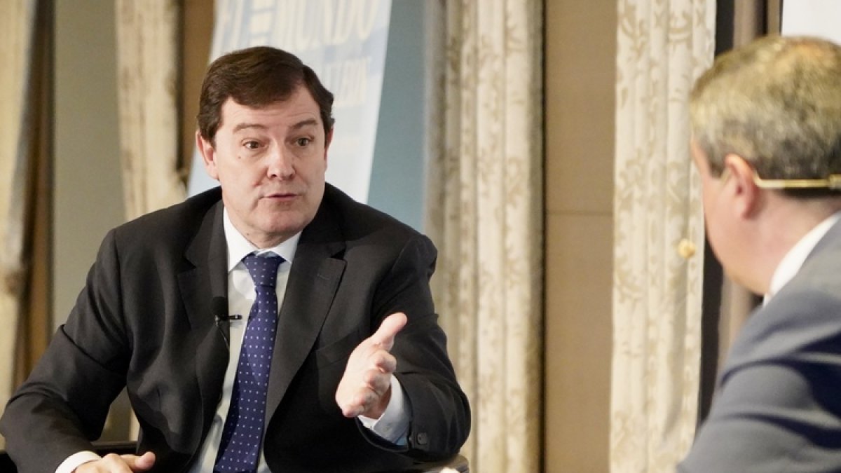 El presidente de la Junta y del PP de Castilla y León, Alfonso Fernández Mañueco, participa en las ''Conversaciones Políticas'' del Club de Prensa El Mundo-Diario de Castilla y León.