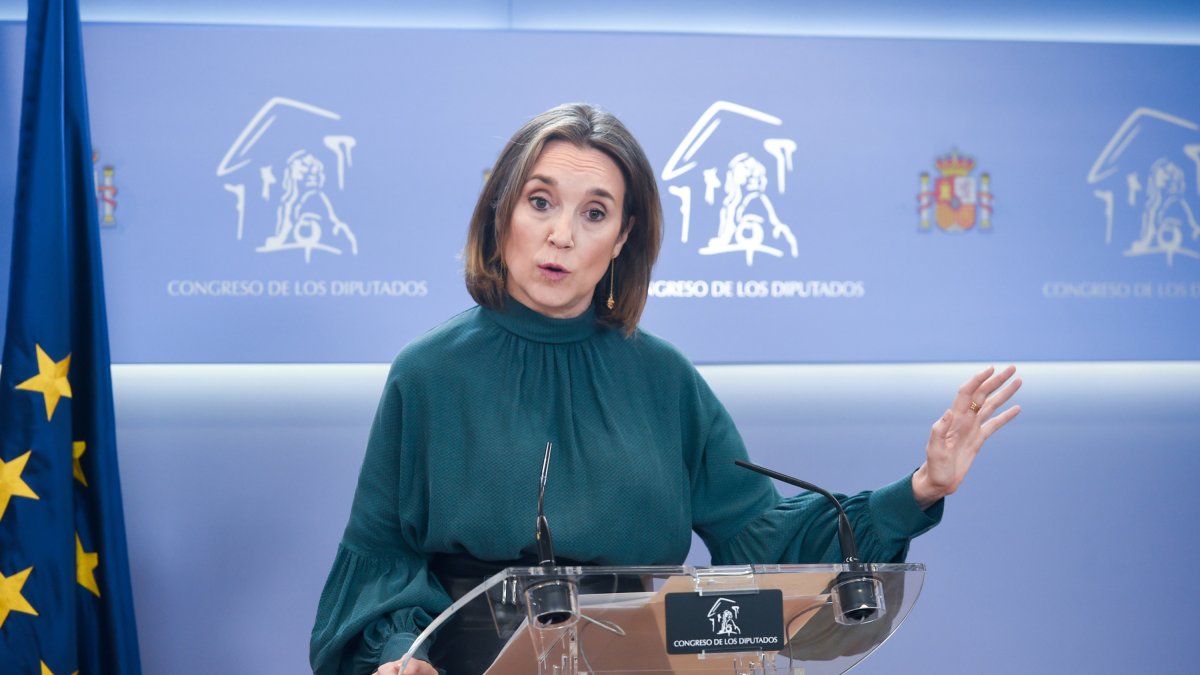 Archivo - La secretaria del PP, Cuca Gamarra, ofrece una rueda de prensa tras la reunión de Feijóo con sindicatos de Policía y Guardia Civil tras el pacto de PSOE-Junts, en el Congreso de los Diputados, a 10 de marzo de 2025, en Madrid (España).