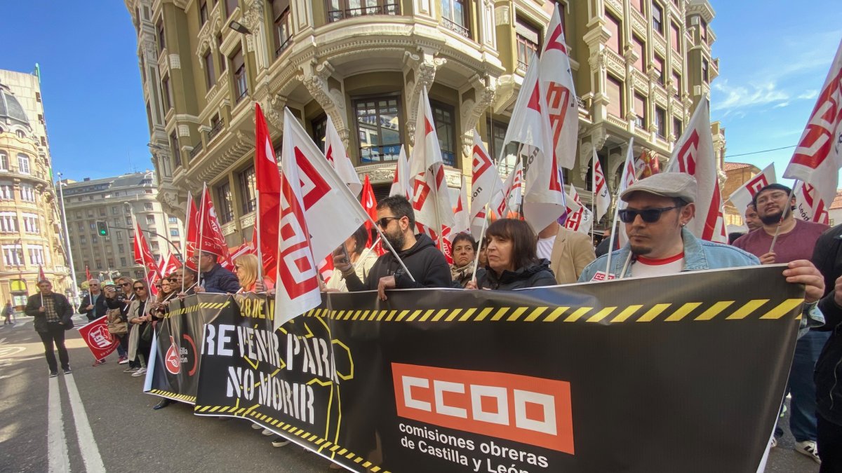 Un momento de la concentración de los sindicatos ante la sede de Fele.
