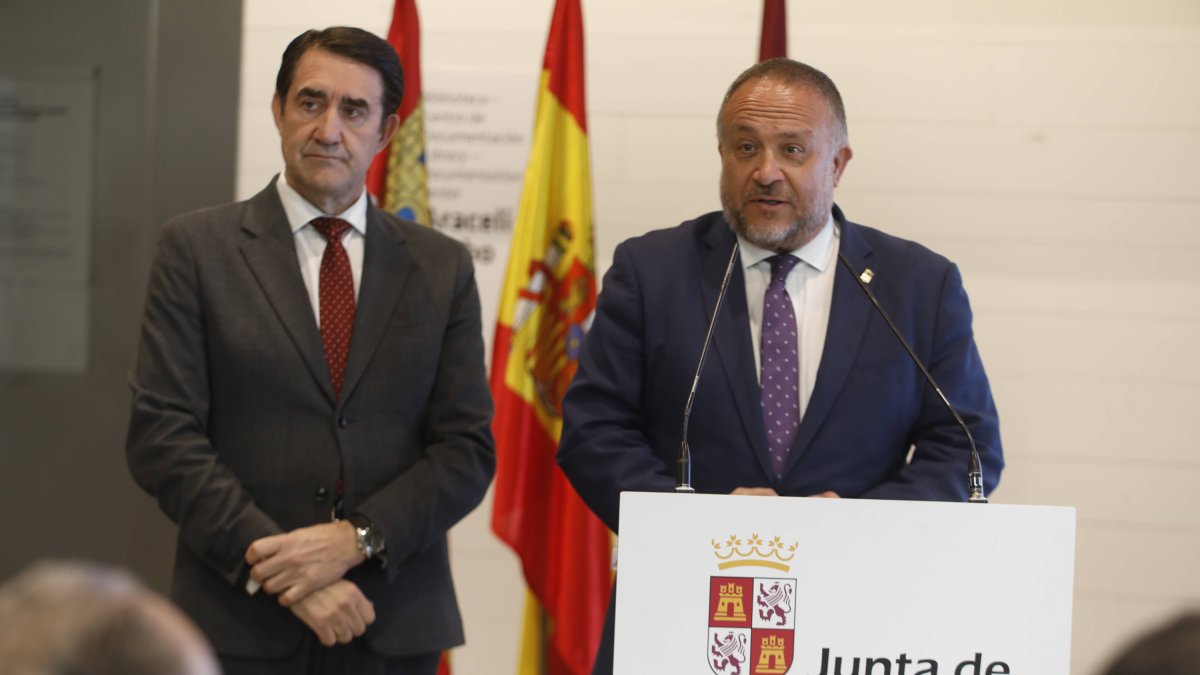 El consejero de Medio Ambiente, Suárez Quiñones, junto al presidente de la Diputación, Álvarez Courel