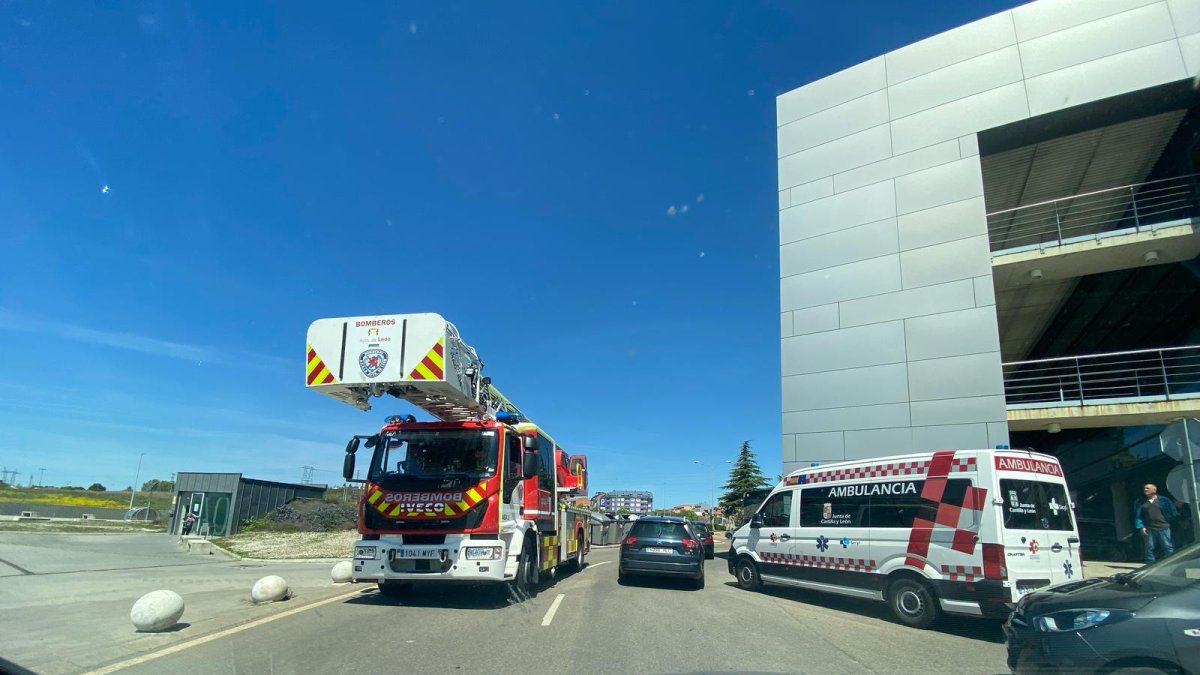 Bomberos en el Hospital de León.