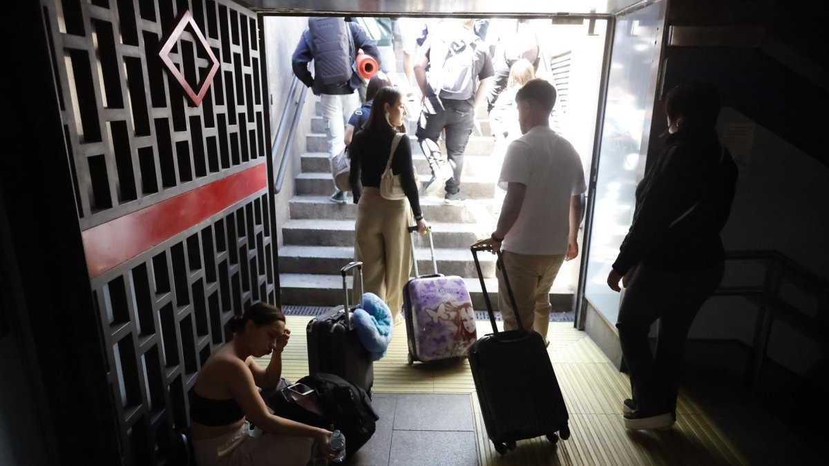 Usuarios del metro de Madrid abandonan la estación de Tribunal tras registrarse un apagón a nivel peninsular este lunes. EFE/Mariscal