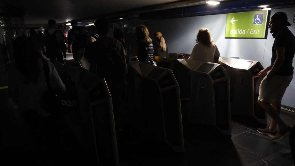 Usuarios del Metro de Madrid abandonan una de las estaciones del suburbano tras registrarse un apagón a nivel peninsular este lunes. EFE/Mariscal