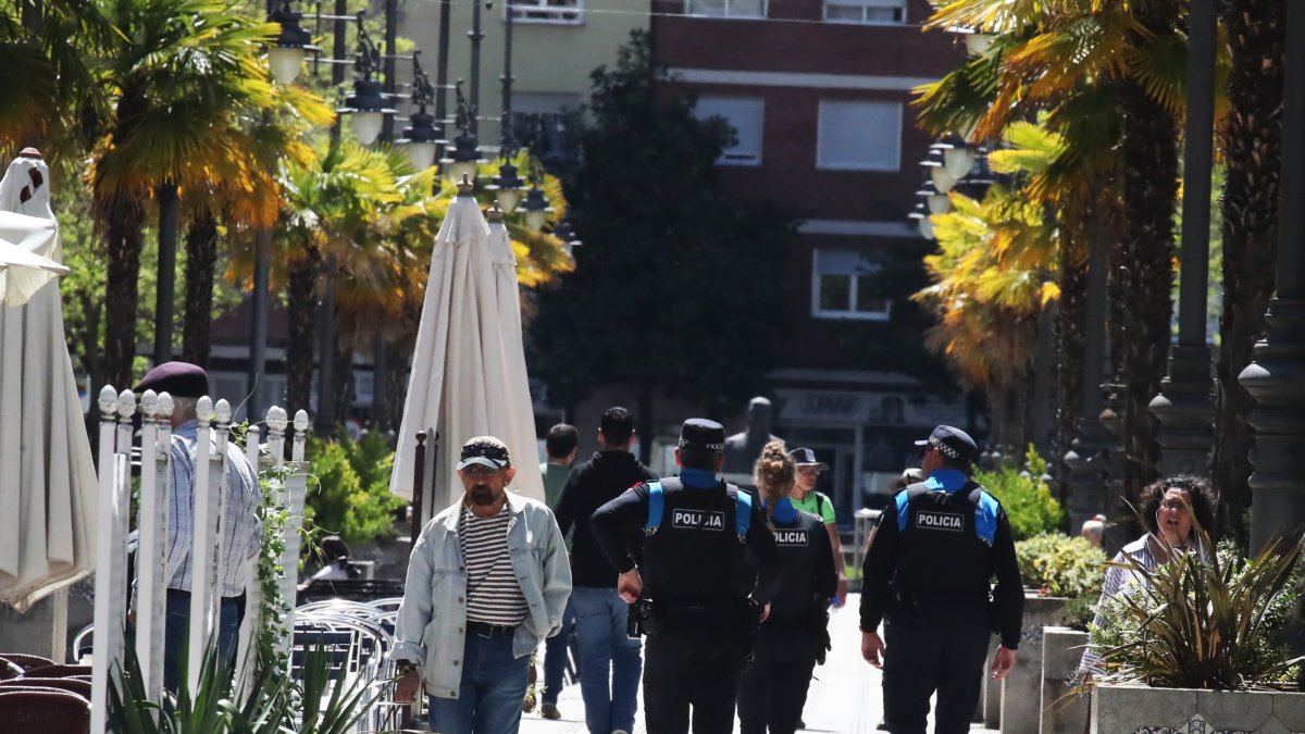 La Policía Municipal a pie de calle durante el apagón en Ponferrada.