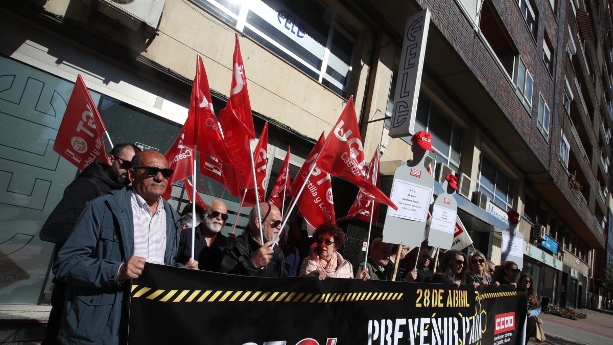 Sindicalistas de CC OO y UGT se concentraron ante la sede de la Fele en Ponferrada
