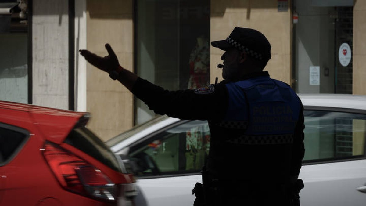 Un policía local regula el tráfico.