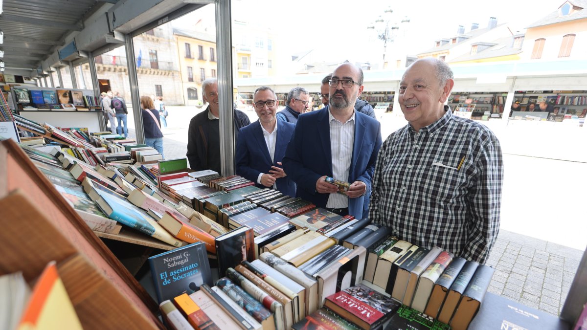 El alcalde, Marco Morala, con Adolfo Suárez, de la Librería Cajón Desastre.