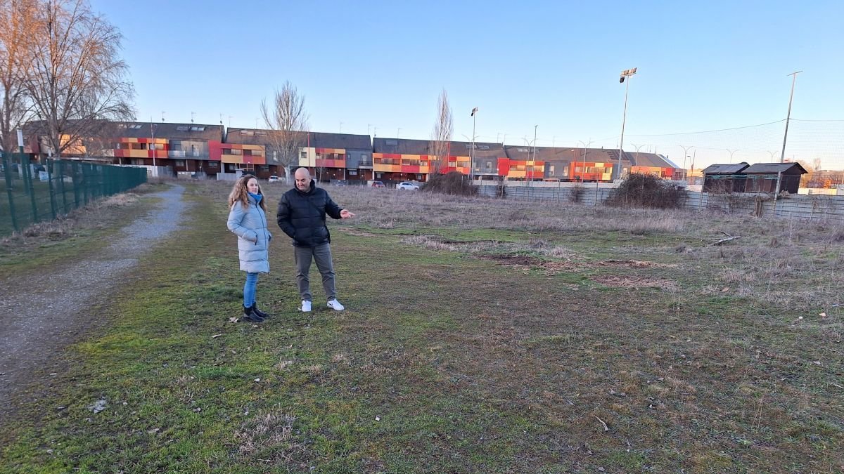 La pedánea acudió a La Era, donde se realizará la obra.