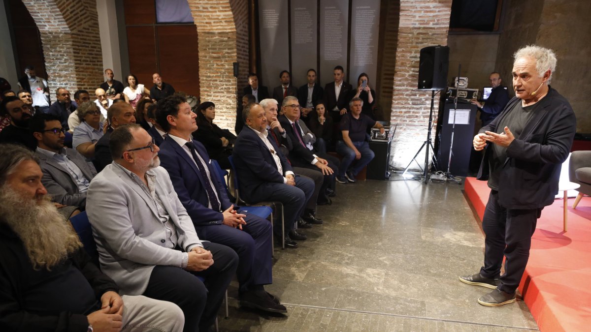 Ferran Adriá se dirige al enólogo Raúl Pérez, sentado en primera fila