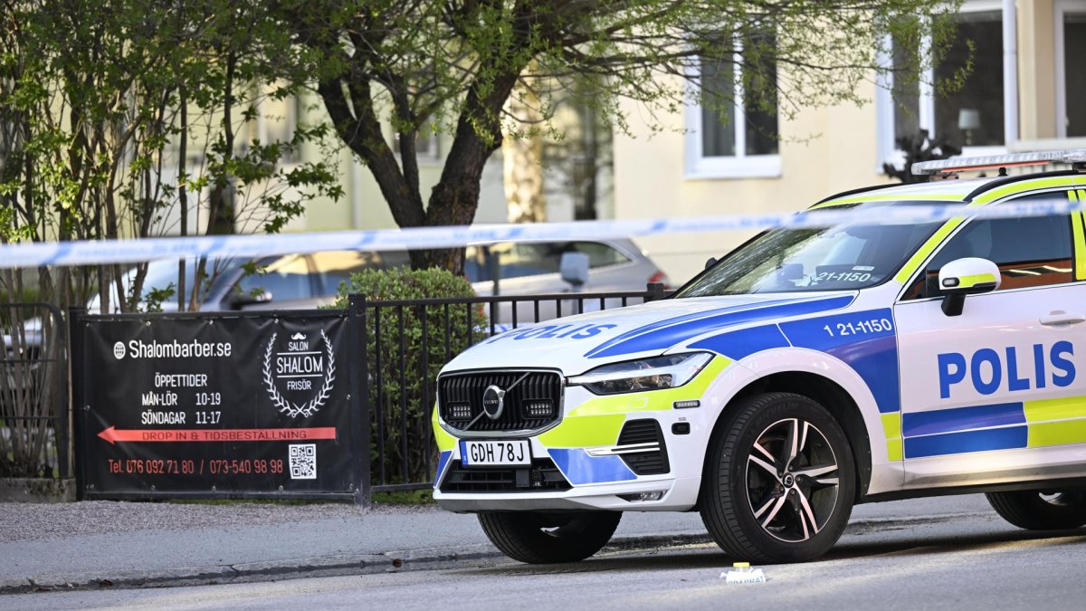 Policía en la escena tras un tiroteo sospechoso en la Plaza Vaksala en Uppsala, Suecia.