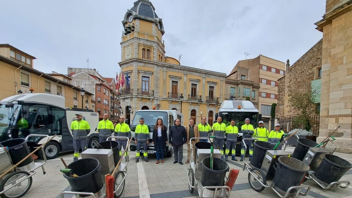 La Bañeza continua sus labores de limpieza viaria.