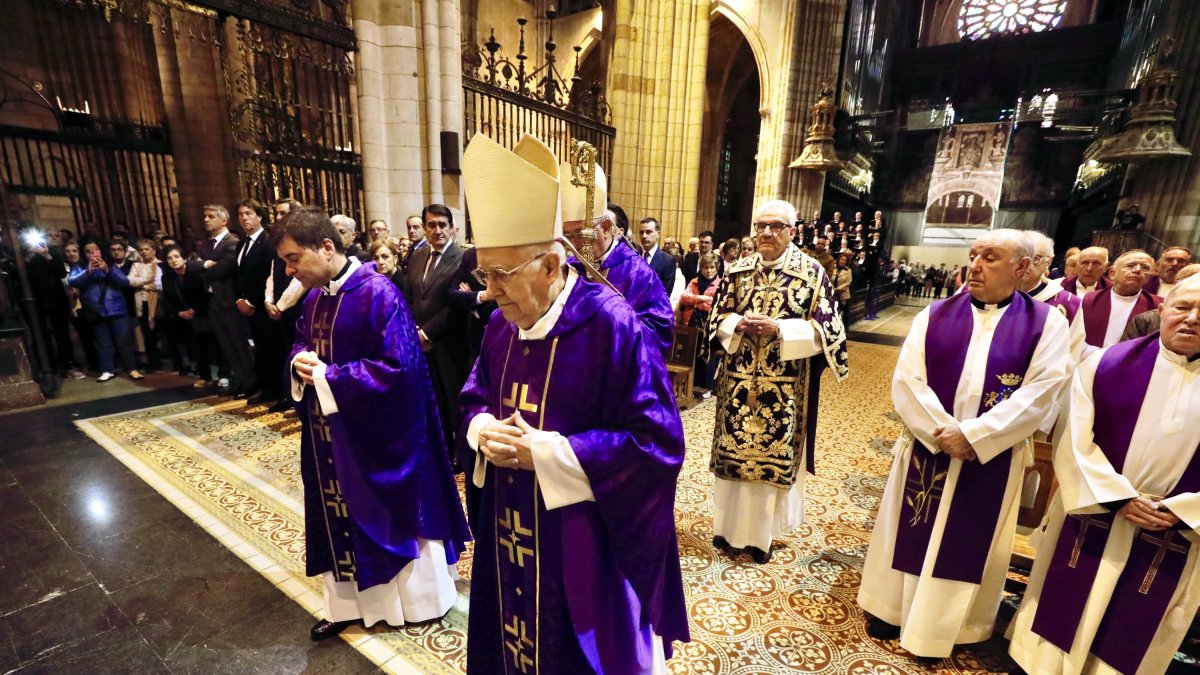 MIsa funeral por el papa Francisco en la Catedral de León.