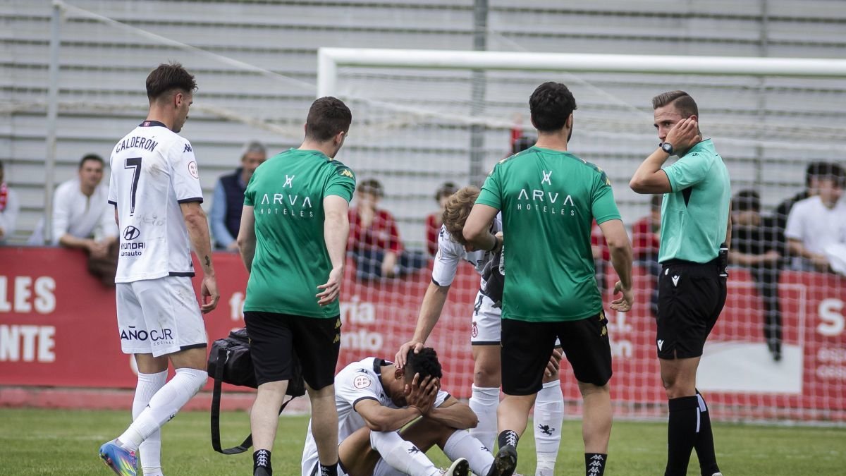 La lesión de Víctor García frente a la SD Tarazona dejó a la Cultural sin su principal futbolista en el lateral derecho.