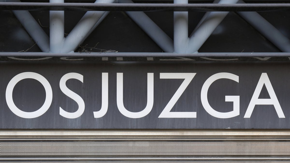 Detalle de la puerta trasera de los juzgados de León.