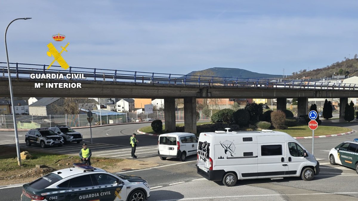 Vehículos detenidos durante un control de la Guardia Civil