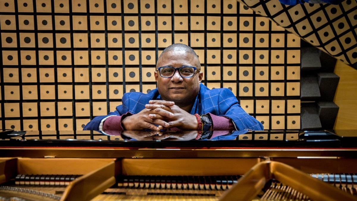 Nacido y formado en La Habana, Caramelo de Cuba comenzó su carrera musical con la orquesta del legendario Benny Moré o el mítico Conjunto Casino.